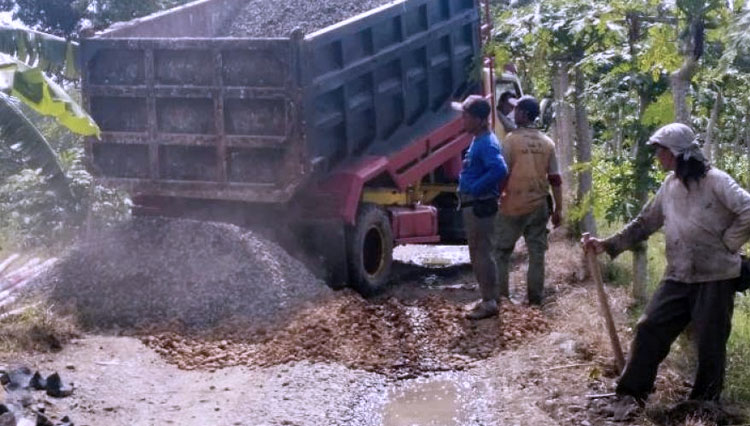 Pekerjaan pengaspalan jalan TMMD Reguler Pekalongan di wilayah Desa Kwigaran, Kecamatan Kesesi, Kabupaten Pekalongan, Jawa Tengah