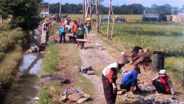Pesatnya pembangunan talud TMMD Reguler Pekalongan di wilayah Dukuh Jlubang, Desa Pantirejo, Kecamatan Kesesi, Kabupaten Pekalongan, Jawa Tengah.