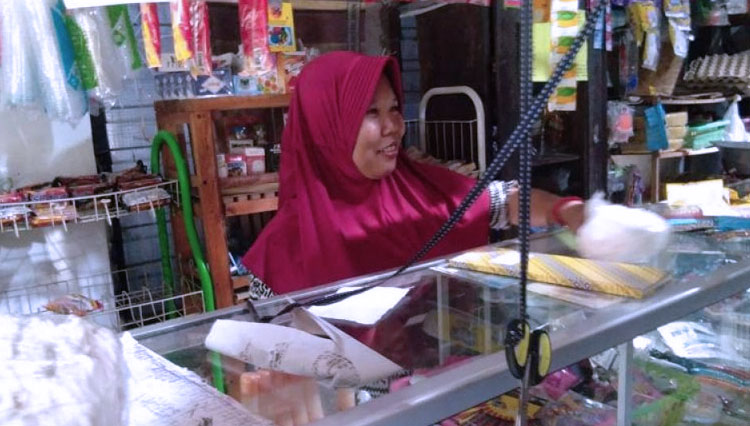 Juwariah (36), pedagang dan pemilik kios sembako asal Desa Kwigaran, Kecamatan Kesesi, Kabupaten Pekalongan, Jawa Tengah