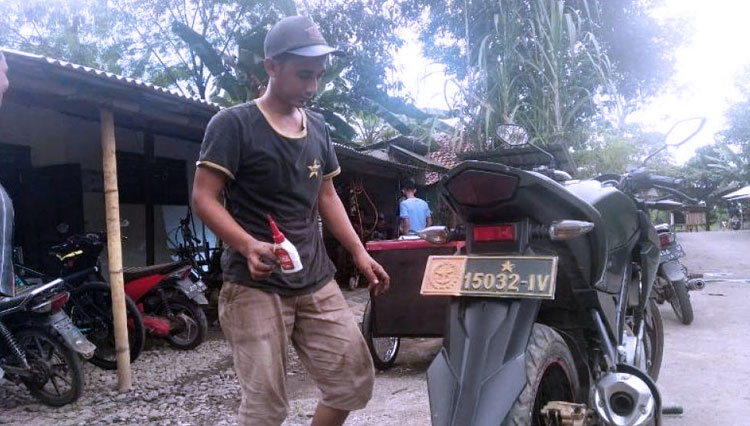 Mafarikul Huda (30), pemilik bengkel sepeda motor di Desa Sidosari, Kecamatan Kesesi, Kabupaten Pekalongan, Jawa Tengah, memperbaiki motor dinas TNI