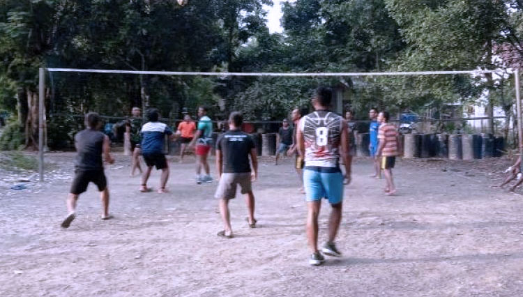 Pemuda Desa Pantirejo, Kecamatan Kesesi, Kabupaten Pekalongan, Jawa Tengah, bermain bola volly bersama anggota Satgas TMMD Reguler Pekalongan