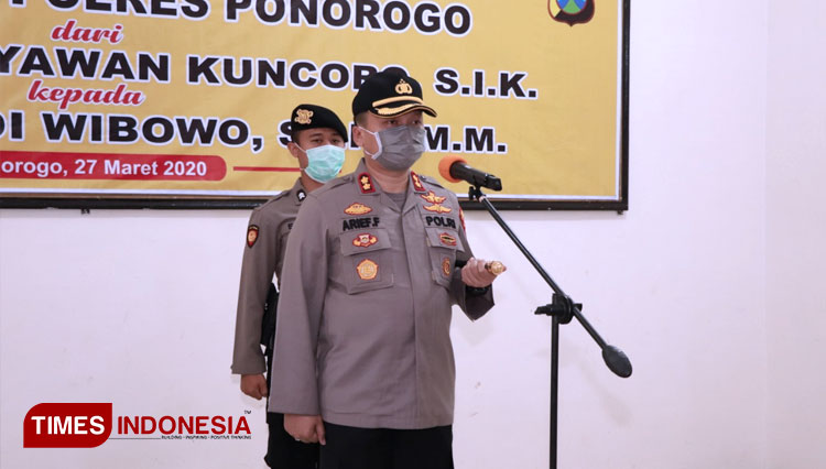 Kapolres AKBP Aroef Fitrianto pimpim upacara Sertijab Kasat Lantas Polres Ponorogo. (FOTO: Marhaban/TIMES Indonesia)