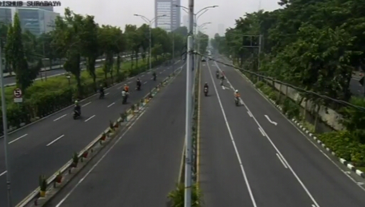 Kondisi lalu lintas Jalan A. Yani depan Royal Plaza, Surabaya terpantau sepi, Jumat (27/3/2020).. (Foto: screencapture CCTV Surabaya Intelligent Transport System)