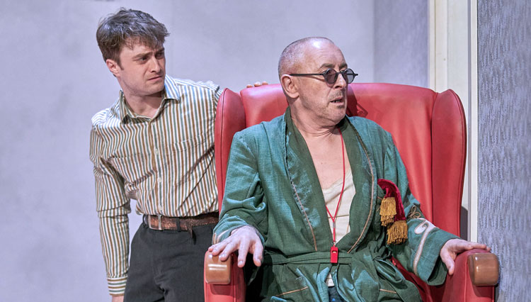 Daniel Radcliffe (kiri) dan Allan Cumming (kanan) ketika memainkan peran dalam pentas teater Endgame di Inggris (foto: thetimes.co.uk)