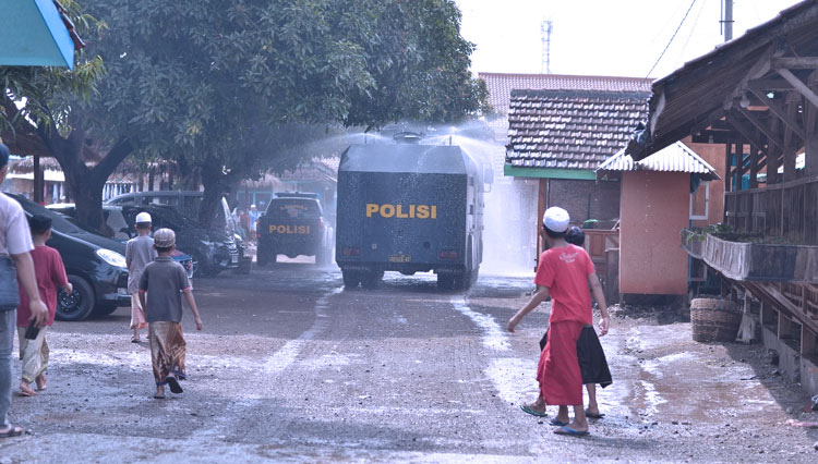 Tim gabungan dari TNI, Polri, BBPD, PMI dan Satpol PP melakukan penyemprotan di area Ponpes Walisongo Mimbaan Panji Situbondo (Foto: Humas Polres For TIMES Indonesia)