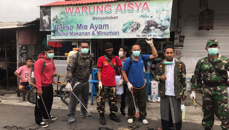 GP Ansor Cabang Tabanan Bali melakukan sosialisasi dan penyemprotan desinfektan, dalam upaya pencegahan virus Corona atau Covid-19, Jumat (27/3/2020).