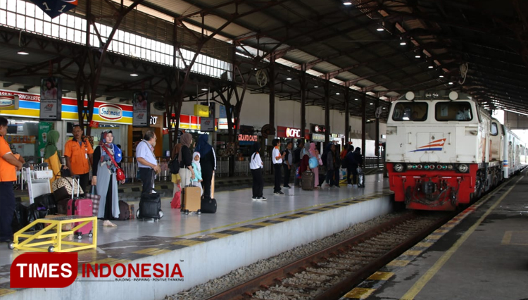 Penumpang sedang menunggu keberangkatan di stasiun kereta api (Foto: Dokumentasi TIMES Indonesia)
