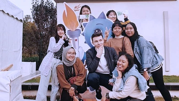 Ayu bersama teman-temannya saat berada di Wuhan, Tiongkok (Foto : Istimewa)