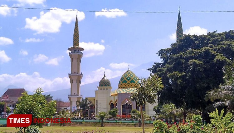 Masjid Agung  Baitussalam Magetan dari sisi timur Alun-alun. (FOTO: M Kilat Adinugroho/TIMES Indonesia)