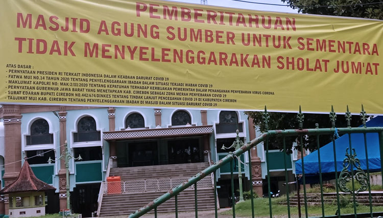 Pengumunan peniadaan shalat jumat sementara di Masjid Agung Sumber, Kecamatan Sumber, Kabupaten Cirebon. (foto: Abdulrohman/TIMES Indonesia)