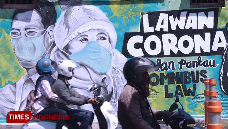 Mural dijadikan sebagai media sosialisasi protokol kesehatan Covid-19 di Surabaya. (FOTO: dok. TIMES Indonesia) 