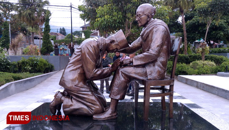 Wali Kota Batu, Dra Hj Dewanti Rumpoko MSi saat meresmikan Patung Perunggu Soekarno sungkem dan menerima bantuan dari Bank Jatim. (FOTO: Muhammad Dhani Rahman/TIMES Indonesia)