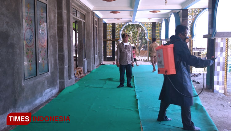 Penyemprotan disinfektan di masjid dan fasilitas umum lainnya oleh MWCNU Grujugan, untuk mencegah penyebaran Virus Corona. (FOTO: Moh Bahri/TIMES Indonesia)