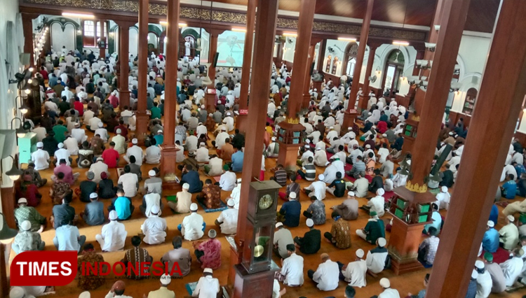 Salat Jumat di Masjid Agung (Jamik) Kota Malang. (Foto: Naufal Ardiansyah/TIMES Indonesia)