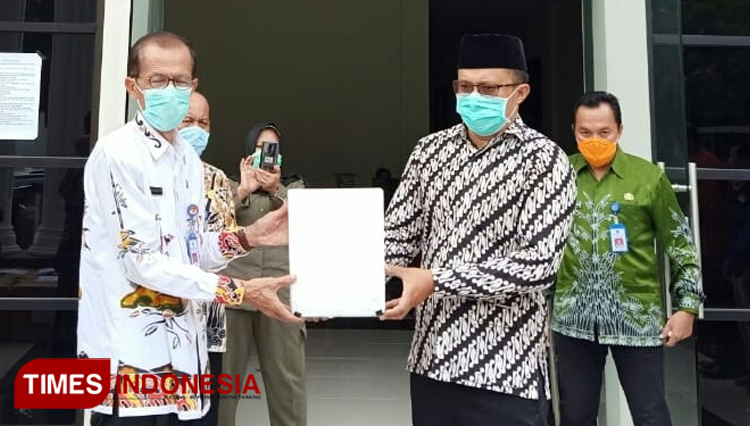 Bupati Magetan, Suprawoto (kiri) saat ditemui di Posko Darurat Bencana Non Alam Kabupaten Magetan, Jumat (27/3/2020). (Foto: Aditya Candra/TIMES Indonesia)