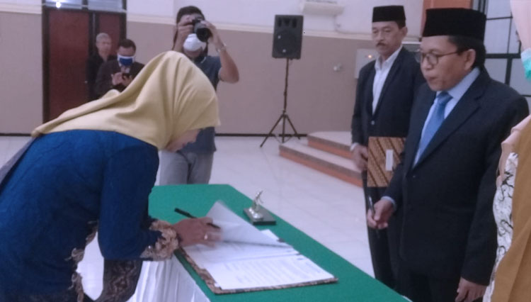 Suasana Wakil Rektor III Bidang Kemahasiswaan dan Alumni, di Aula Rektorat kampus setempat, Jum'at (27/03/2020). (Foto: Humas Universitas Mataram)