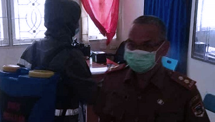 Pelayanan public di Kantor Disdukcapil Kota Pagaralam dilakukan penyemprotan desinfektan oleh petugas Dinkes Kota Pagaralam. 