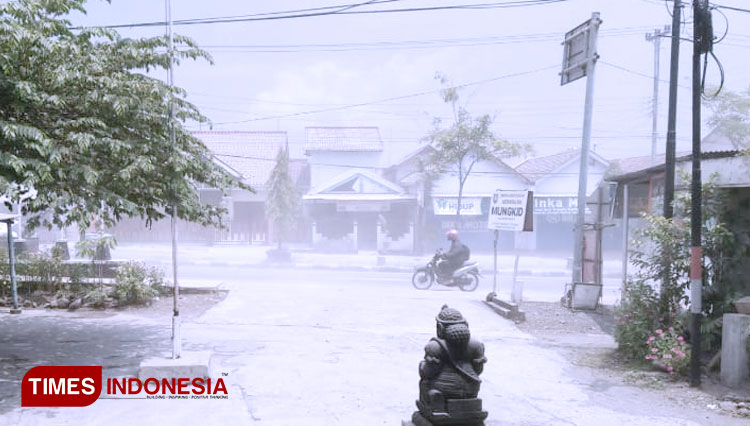Suasana hujan abu di Kecamatan Mungkid Kabupaten Magelang, Jawa Tengah, Jumat (27/3/2020) siang. (FOTO: Istimewa/TIMES Indonesia)