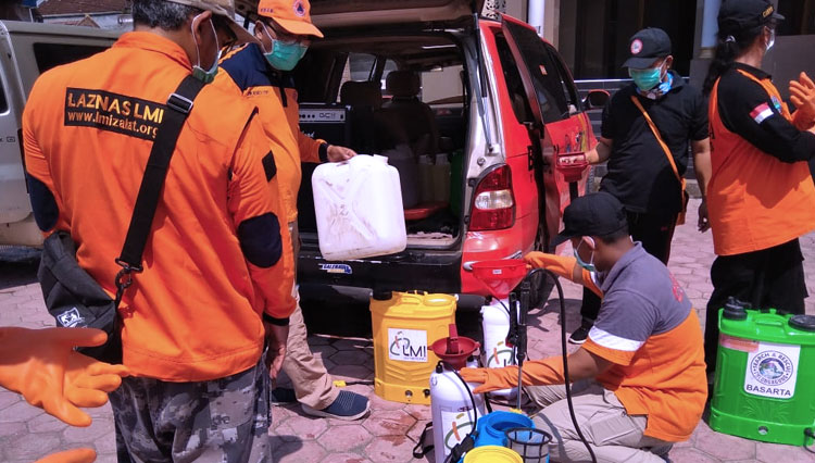 Gandeng Basarta dan BPDB Tulungangung, Laznas LMI Lakukan Penyemprotan Disinfektan
