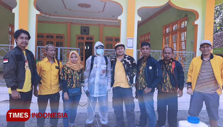 Para relawan generasi muda Yogyakarta melakukan penyemprotan disinfektan dan membagikan hand sanitaizer kepada para santri di Kulonprogo. (FOTO: Dwijo Suyono/TIMES Indonesia)