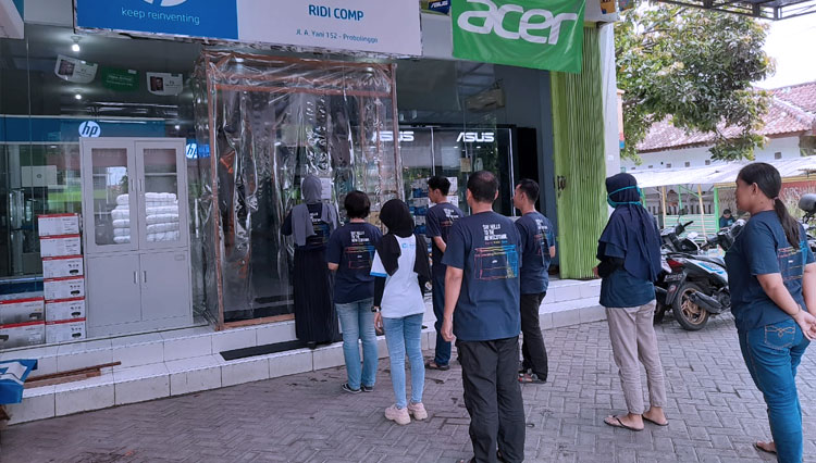 Bilik sterilisasi berisi cairan disinfektan di Ridi Comp Probolinggo. (foto: Ridianto for TIMES Indonesia)