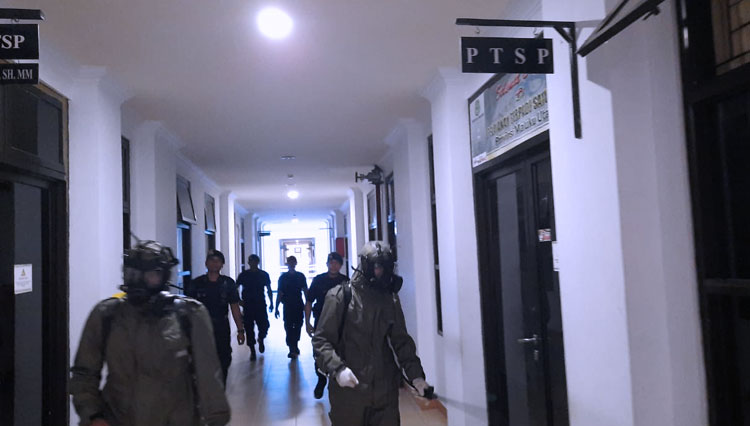 Penyemprotan disinfektan di kantor Gubernur, Gusale Puncak, Sabtu (28/3/2020). (Foto: Istimewa)