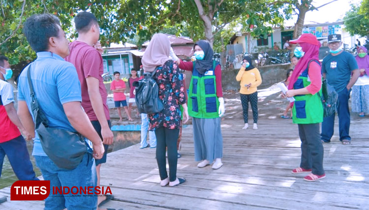 Suasana pemeriksaan suhu tubuh penumpang speedboat dari Kota Ternate di pelabuhan desa Gorup Kecamatan Pulau Makian Kabupaten Halsel (Foto: Iwan/TIMES Indonesia)