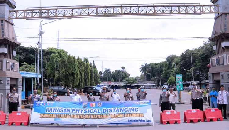 Jajaran Polres Tuban beserta forum LLAJ saat sosialisasi dan memberikan himbauan terkait penetapan Physical Distancing di area parkir wisata Sunan Bonang, Sabtu, (28/03/2020). (Foto: Achmad Choirudin/TIMES Indonesia)