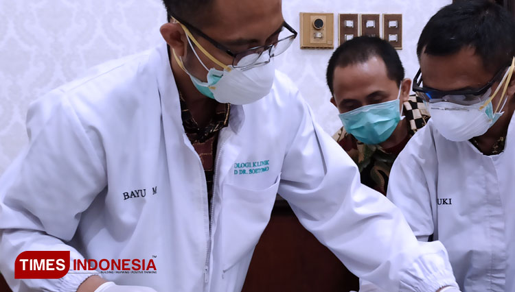 Tim dokter RSUD dr Soetomo Surabaya mempersiapkan screening rapid test, Jumat (27/3/2020) malam. (Foto: Lely Yuana/TIMES Indonesia)