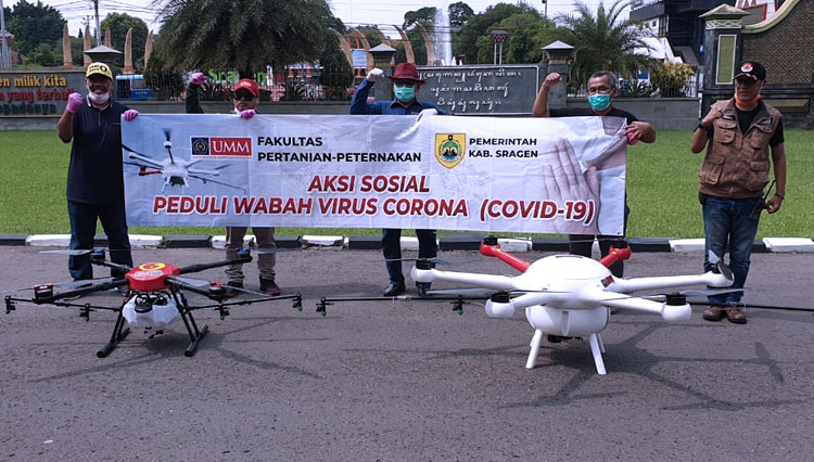 Universitas Muhammadiyah Malang (UMM) melakukan penyemprotan disinfektan menggunakan pesawat tanpa awak atau drone di wilayah Kabupaten Sragen, Jawa Tengah, Sabtu. (foto: Istimewa)