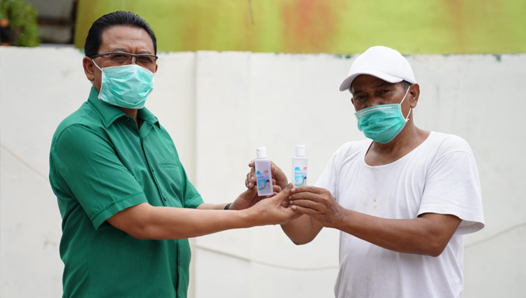 Ikhtiar Hadapi Covid-19, PKB Kabupaten Malang Bagikan Ribuan Hand Sanitizer