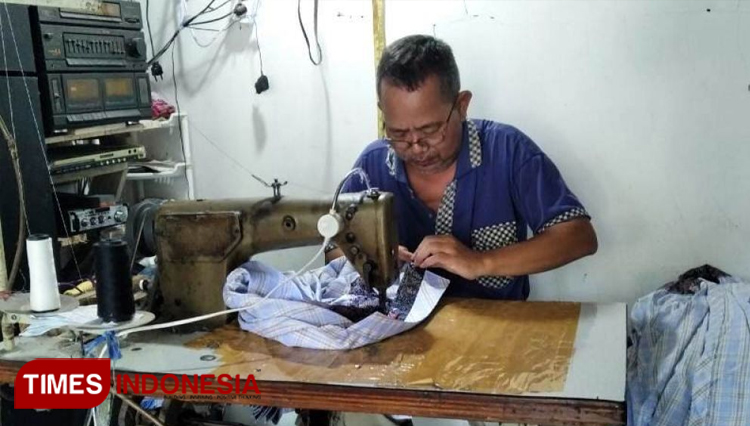 Riyanto (54) penjahit konveksi asal Dukuh Pepedan RT. 01 RW. 07, Pantirejo, Desa Pantirejo, Kecamatan Kesesi, Kabupaten Pekalongan, Jawa Tengah.