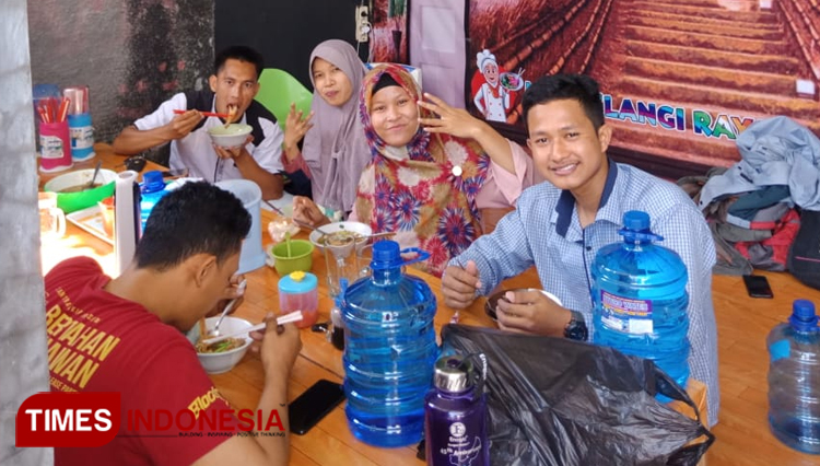 Pengunjung sedang makan mie ayam pelangi di Perum Bintoro Asri Blok K92, Demak. (Foto: Istimewa)