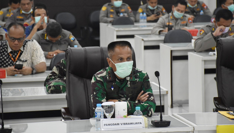 Pangdam V/ Brawijaya Mayjen TNI Wisnoe P.B dalam video conference dengan Gubernur Jatim, Minggu (29/3/2020). (Foto: Istimewa) 