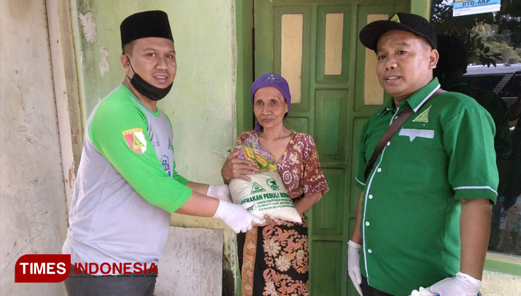 Peduli Kebijakan Diam di Rumah, Ansor Situbondo Berbagi Sembako kepada Fakir Miskin