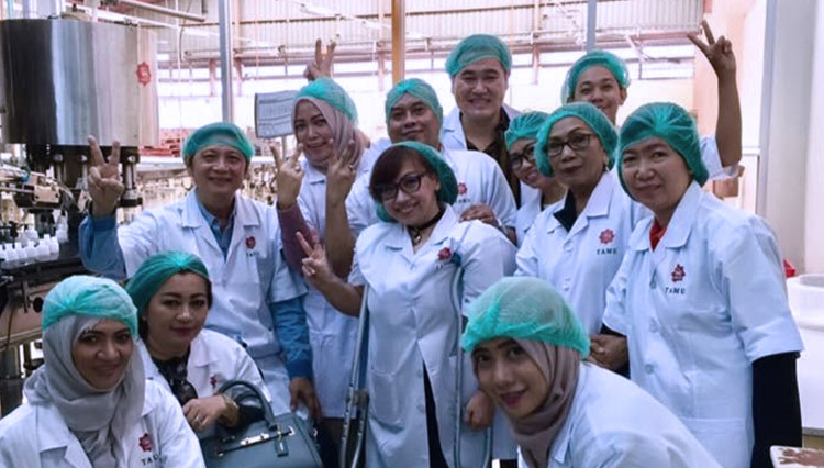 Karyawan perusahaan kosmetik Viva Cosmetics. (FOTO: dokumen Viva Cosmetics)
