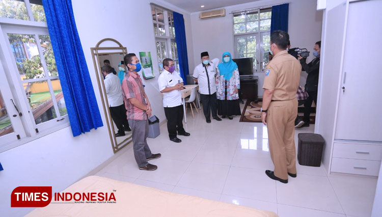 Wali Kota Bandung, Oded M. Danial meninjau Gedung PPPPTK IPA yang dijadikan tempat istirahat tenaga medis , Senin (30/3/2020). (Foto: Humas Pemkot for TIMES Indonesia)