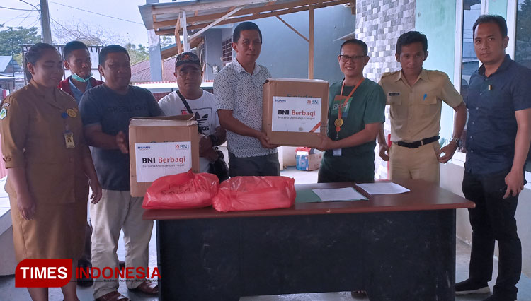 Penyerahan dan Penyaluran Alat Pelindung Diri (APD) di Kediaman Bupati Pulau Morotai