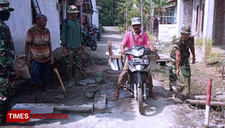 Rokhim (53), pedagang tahu kelilingan asal Desa Sumub Kidul, Kecamatan Sragi, Kabupaten Pekalongan, Jawa Tengah, berjualan di lokasi TMMD Reguler Pekalongan