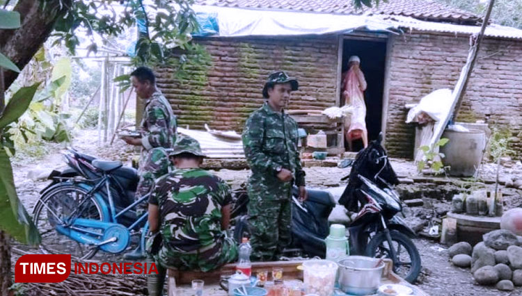 Anggota Satgas TMMD Reguler Pekalongan makan siang di pekarangan warga masyarakat Desa Pantirejo, Kecamatan Kesesi, Kabupaten Pekalongan, Jawa Tengah. (FOTO: AJP/TIMES Indonesia)