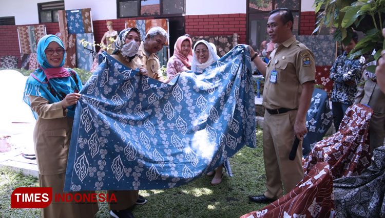 Wakil Walikota Cirebon, Eti Herawati (tengah) saat memperlihatkan kain batik motif virus Corona.(Foto: Humas Pemkot for TIMES Indonesia).