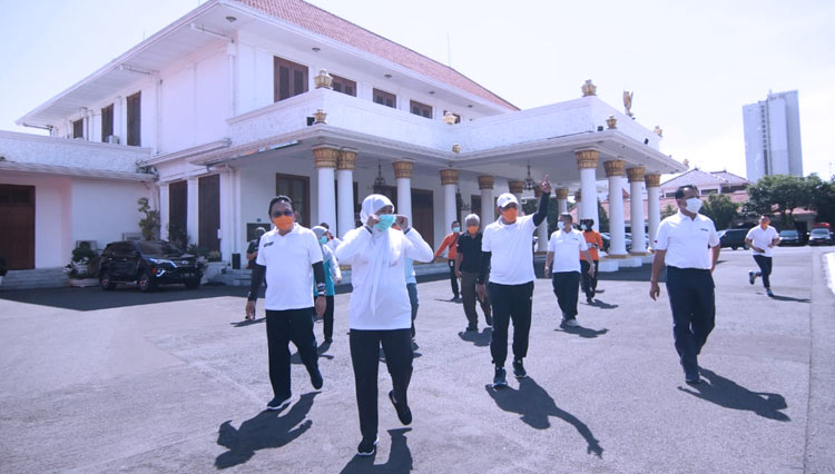 Tangkal Corona, Gubernur Khofifah Ajak Masyarakat Berjemur Pagi Hari