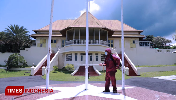 Majelis Ta'lim Alhabib Abubakar Bin Hasan Alatas Lakukan Penyemprotan Disinfektan