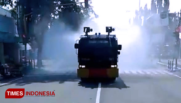 Polres Jombang saat melakukan Penyemprotan Disinfektan Disepanjang Jalan Protokol. (Foto: Moh Ramli/TIMES Indonesia)