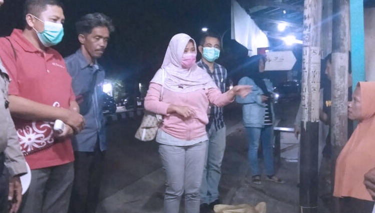 Lurah Tanjung Laut saat mendatangi warung makan untuk sosialisasi bahaya Corona. (Foto: Lurah tanjung laut For TIMES Indonesia)