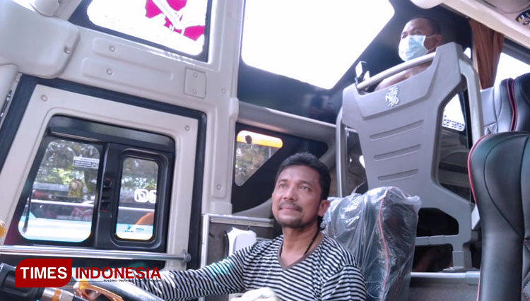 Supir Bus Mandala Putra saat berada dalam bus terminal Rongggosukowati Pameksan. (FOTO: Akhmad Syafi'i/TIMES Indonesia)