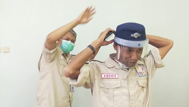 Relawan BPBD Provinsi Jawa timur mencoba face shield buatan ITS, Senin (30/3/2020).(Foto : Istimewa) 