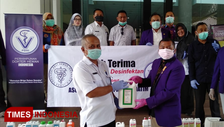 Satgas Percepatan Penanganan Covid-19 Kabupaten Malang menerima bantuan cairan disinfektan dari PDHI dan ASOHI (foto : Binar Gumilang / TIMES Indonesia)