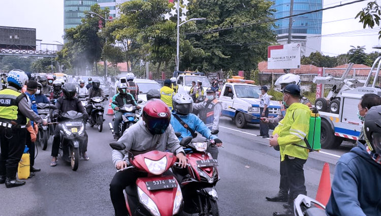 Suasana penyemprotan disinfektan di salah satu pintu masuk Kota Surabaya. (Foto: Istimewa)
