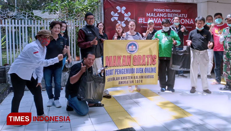 Alumni SD SMP Kalam Kudus Bagikan Makanan Gratis untuk Ojol di Posko MBLC